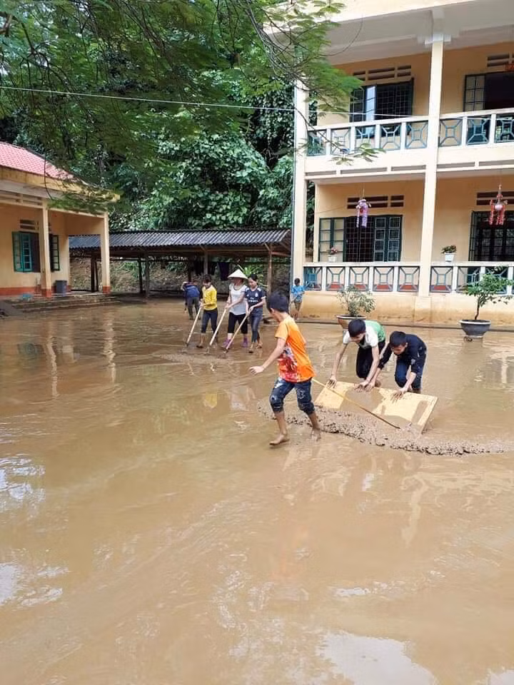 Sân trường ngập bùn sau trận lũ