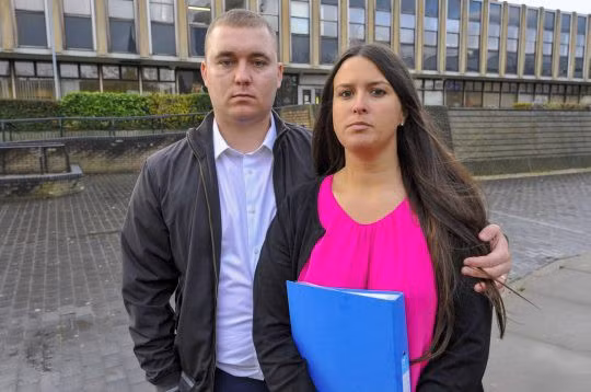  Hai vợ chồng bên ngoài tòa án, nơi họ được thông báo sẽ được gửi cho một bản cảnh cáo. 