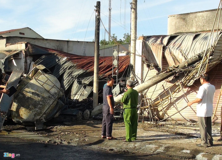 Hiện trường vụ xe bồn chở xăng bốc cháy làm 6 người chết ảnh 6 Hien truong vu chay xe bon cho xang lam 6 nguoi chet o Binh Phuoc hinh anh 6