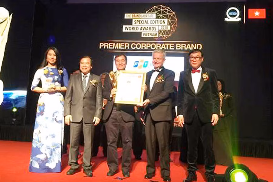 Ban tổ chức trao giải thưởng cho Tổ chức GD FPT. Ảnh: FPT