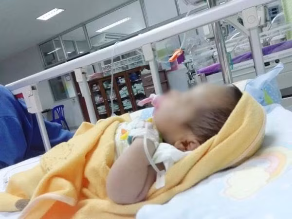 Trẻ sơ sinh suýt bị hoại tử ruột vì bà nội cho uống nước lọc