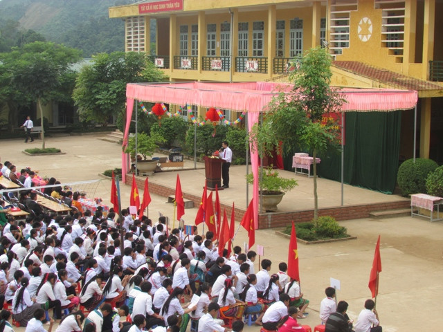 HS vui mừng, phấn khởi khi được học trong những ngôi trường khang trang từ nguồn vốn xã hội hoá do thầy Nguyễn Xuân Thuận cùng tập thể ngành GD&ĐT huyện Nậm Pồ kêu gọi