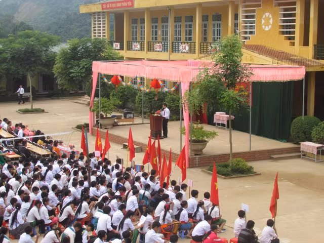 HS vui mừng, phấn khởi khi được học trong những ngôi trường khang trang từ nguồn vốn xã hội hoá do thầy Nguyễn Xuân Thuận cùng tập thể ngành GD&ĐT huyện Nậm Pồ kêu gọi