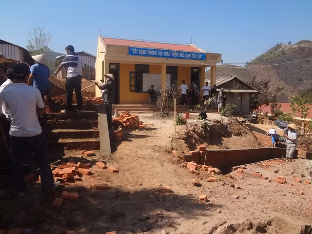 Thầy trò Trường PTDTBT Tiểu học Vàng Đán, Nậm Pồ cùng phụ huynh HS đóng góp ngày công lao động xây dựng cơ sở vật chất trường lớp học