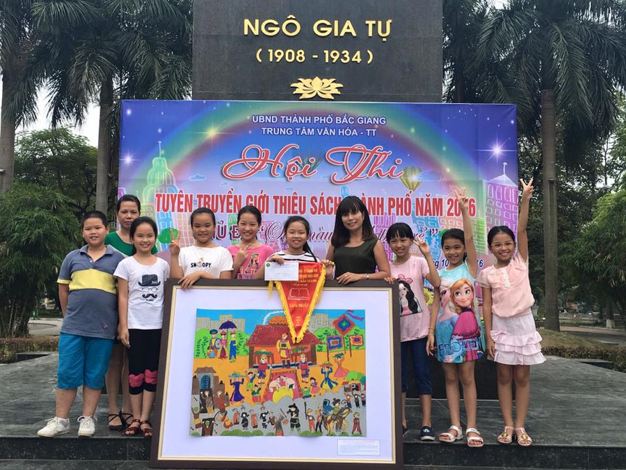 Cô Nguyễn Thị Hậu chia vui cùng các em HS sau giải thưởng của một cuộc thi vẽ tranh