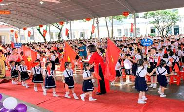 Tưng bừng đón học sinh lớp 1 trong ngày khai trường Tưng bừng đón học sinh lớp 1 trong ngày khai trường