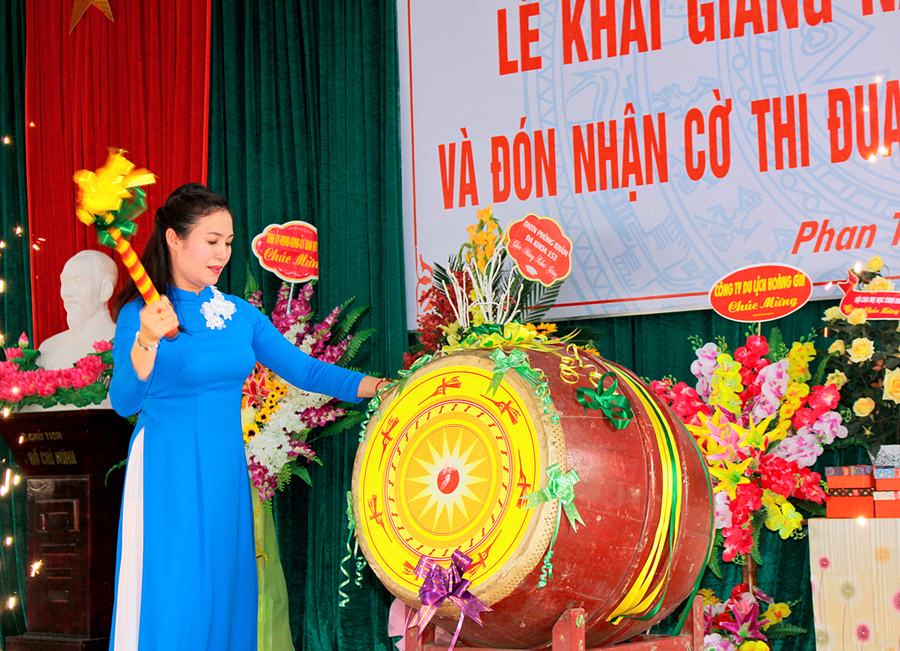 Đồng chí Trần Thanh Hương – hiệu trưởng nhà trường đánh trống khai giảng năm học mới Đồng chí Trần Thanh Hương – hiệu trưởng nhà trường đánh trống khai giảng năm học mới