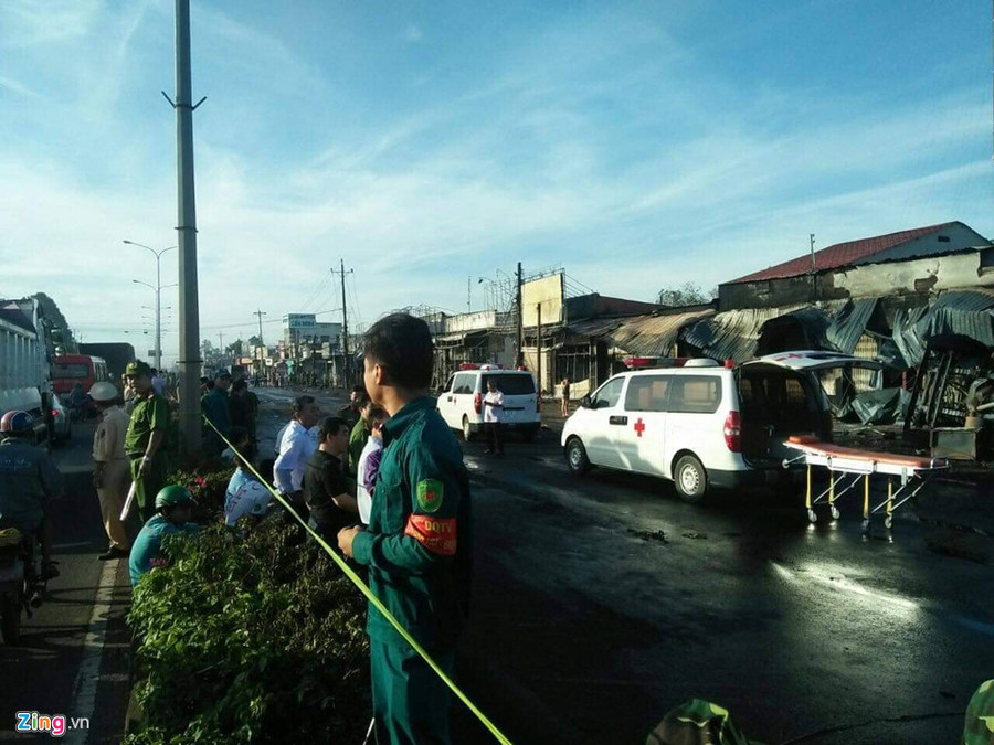 Hiện trường vụ xe bồn chở xăng bốc cháy làm 6 người chết ảnh 4 Hien truong vu chay xe bon cho xang lam 6 nguoi chet o Binh Phuoc hinh anh 4