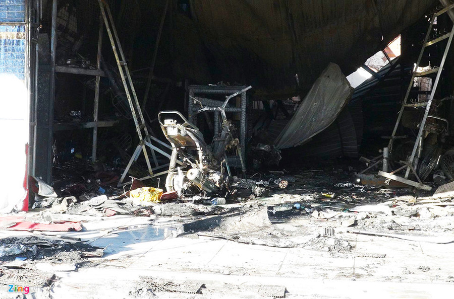 Hiện trường vụ xe bồn chở xăng bốc cháy làm 6 người chết ảnh 5 Hien truong vu chay xe bon cho xang lam 6 nguoi chet o Binh Phuoc hinh anh 5