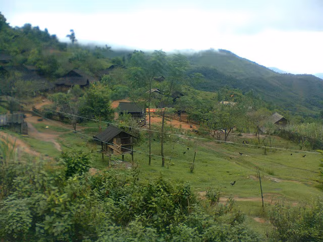 Bản Phà Khốm - nơi thầy Vi Văn Mùi cắm bản dạy chữ cho học trò người Mông Trường Tiểu học Tri Lễ 2 (xã Quế Phong, Nghệ An).