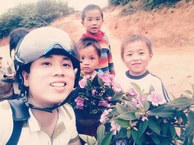 Niềm vui của thầy giáo cắm bản là những bó hoa rừng học trò tặng vào những dịp lễ (ảnh FBNV)