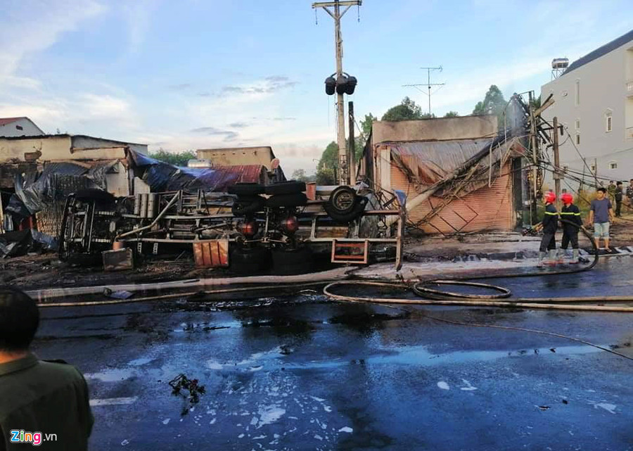 Hiện trường vụ xe bồn chở xăng bốc cháy làm 6 người chết ảnh 3 Hien truong vu chay xe bon cho xang lam 6 nguoi chet o Binh Phuoc hinh anh 3