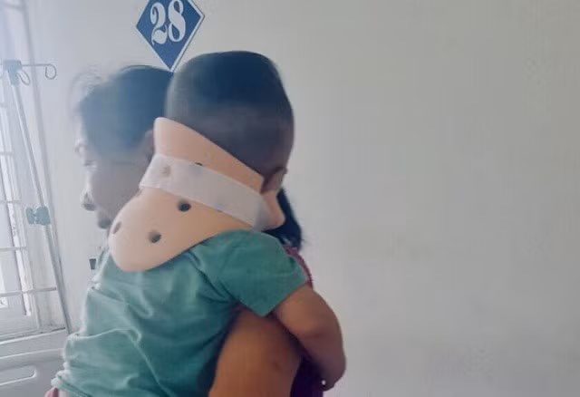 Cháu bé đang được chữa trị tại bệnh viện