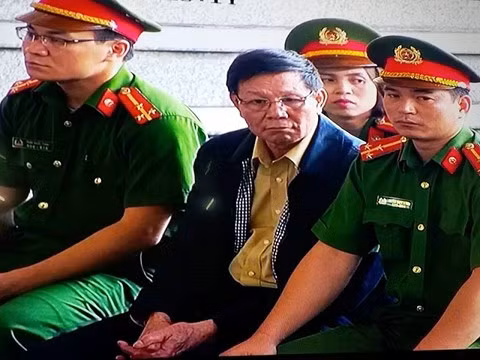 Bị cáo Phan Văn Vĩnh ngồi nghe VKS nêu quan điểm luận tội.