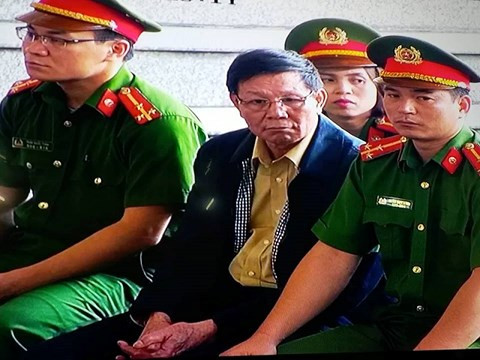 Bị cáo Phan Văn Vĩnh ngồi nghe VKS nêu quan điểm luận tội. Bị cáo Phan Văn Vĩnh ngồi nghe VKS nêu quan điểm luận tội.