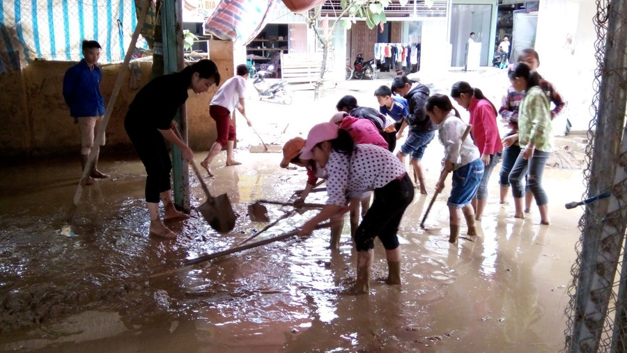 Thầy cô giáo, HS Trường THCS Nghĩa Đô đến giúp gia đình giáo viên bị sập nhà do lũ quét
