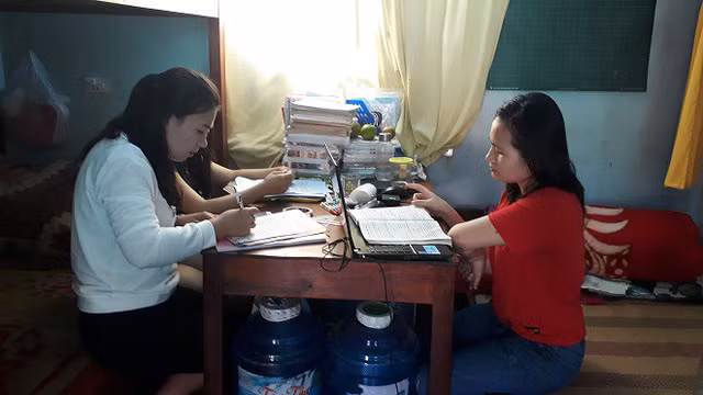 Các giáo viên dạy học ở miền núi phải khắc phục mọi khó khăn để hoàn thành nhiệm vụ. Ảnh: K. Huệ