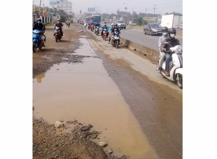 Các phương tiện khốn khổ vượt qua “ao nước” trên xa lộ