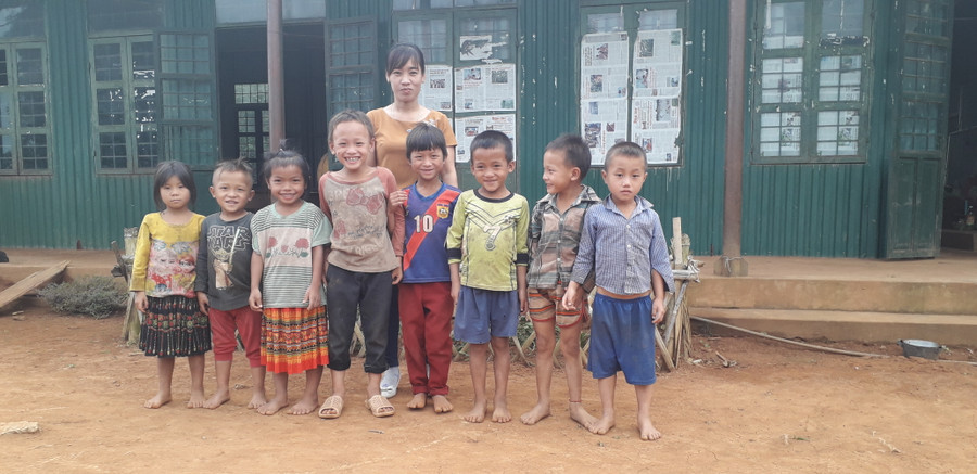 Cô Thoa cùng HS 2 lớp 1+2 trong giờ giải lao