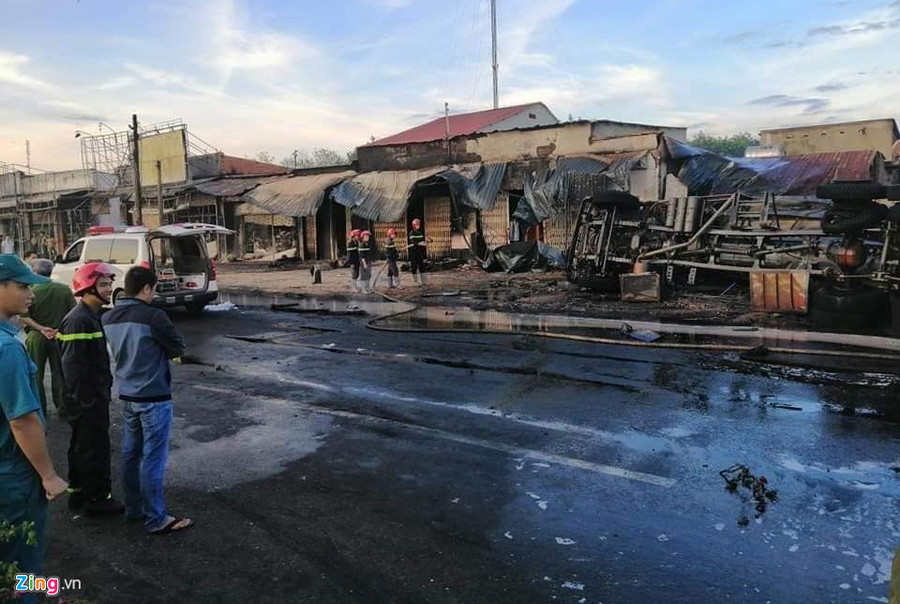 Hiện trường vụ xe bồn chở xăng bốc cháy làm 6 người chết ảnh 2 Hien truong vu chay xe bon cho xang lam 6 nguoi chet o Binh Phuoc hinh anh 2