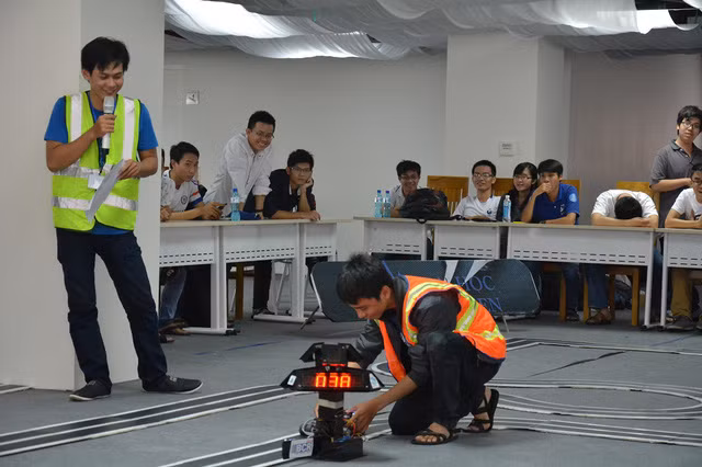 Sinh viên ngành Kỹ thuật phần mềm đang kiểm tra các ứng dụng, phần mềm điều khiển ro bốt do mình lập trình