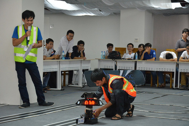 Sinh viên ngành Kỹ thuật phần mềm đang kiểm tra các ứng dụng, phần mềm điều khiển ro bốt do mình lập trình