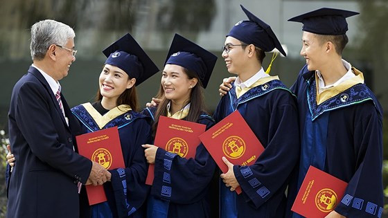 Thầy và trò Trường ĐH Văn Hiến trong ngày vui tốt nghiệp