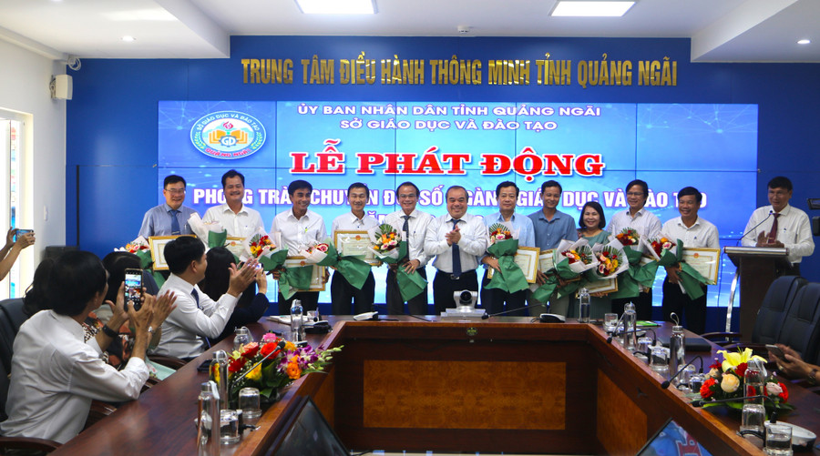Ông Trần Hoàng Tuấn - Phó Chủ tịch Thường trực UBND tỉnh Quảng Ngãi khen thưởng các tập thể đạt thành tích trong chuyển đổi số ngành giáo dục. Ảnh Sở TT&TT Ông Trần Hoàng Tuấn - Phó Chủ tịch Thường trực UBND tỉnh Quảng Ngãi khen thưởng các tập thể đạt thành tích trong chuyển đổi số ngành giáo dục. Ảnh Sở TT&TT