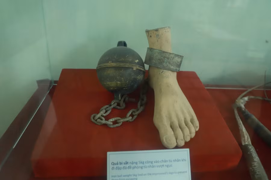 Các dụng cụ tra tấn tù nhân cùng hòn đá thiêng được đem về từ hố chôn tập thể các tù nhân nhà giam Phú Quốc.