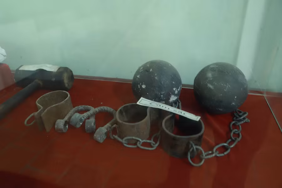 Các dụng cụ tra tấn tù nhân cùng hòn đá thiêng được đem về từ hố chôn tập thể các tù nhân nhà giam Phú Quốc.