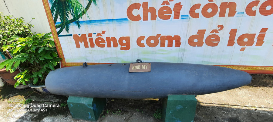 Vỏ của một quả bom quân đội Mỹ sử dụng trong chiến tranh Việt Nam được sưu tầm tại bảo tàng. Vỏ của một quả bom quân đội Mỹ sử dụng trong chiến tranh Việt Nam được sưu tầm tại bảo tàng.
