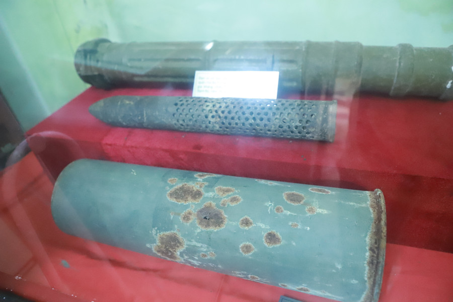 Vỏ đạn phòng không (dưới) và vỏ đạn DKZ của bộ đội ta sử dụng trong cuộc kháng chiến chống Mỹ. Vỏ đạn phòng không (dưới) và vỏ đạn DKZ của bộ đội ta sử dụng trong cuộc kháng chiến chống Mỹ.