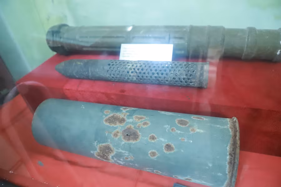 Vỏ đạn phòng không (dưới) và vỏ đạn DKZ của bộ đội ta sử dụng trong cuộc kháng chiến chống Mỹ.
