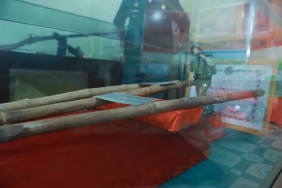 Chiếc gậy Trường Sơn của thanh niên sử dụng khi lên đường ra chiến trường chiến đấu chống giặc Mỹ xâm lược.