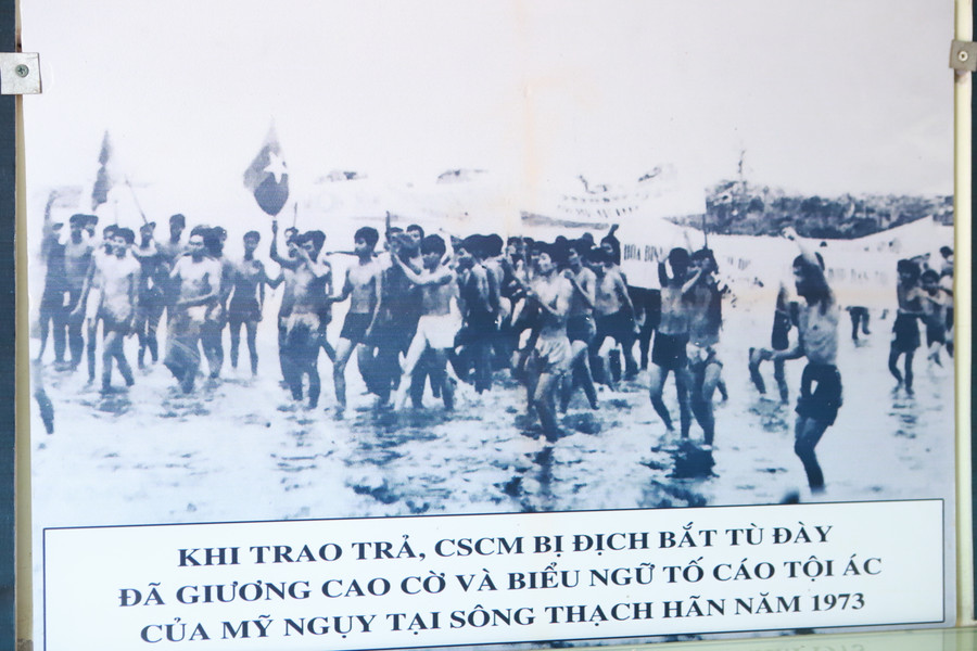 Lá cờ của Mặt trận Dân tộc giải phóng Miền Nam Việt Nam được các chiến sĩ cách mạng bị địch bắt tù đày giương cao khi được trao trả tự do tại bờ sông Thạch Hãn năm 1973. Lá cờ của Mặt trận Dân tộc giải phóng Miền Nam Việt Nam được các chiến sĩ cách mạng bị địch bắt tù đày giương cao khi được trao trả tự do tại bờ sông Thạch Hãn năm 1973.