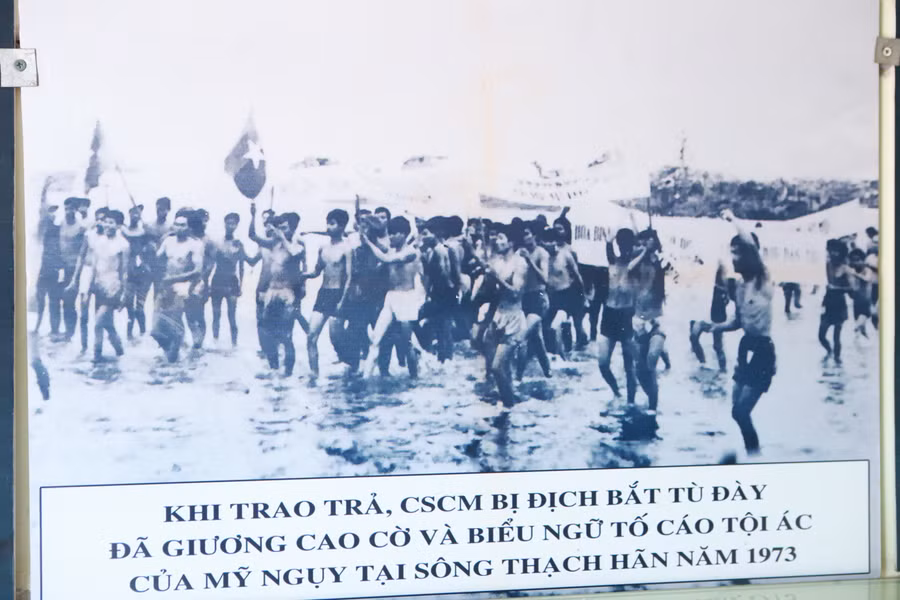 Lá cờ của Mặt trận Dân tộc giải phóng Miền Nam Việt Nam được các chiến sĩ cách mạng bị địch bắt tù đày giương cao khi được trao trả tự do tại bờ sông Thạch Hãn năm 1973.