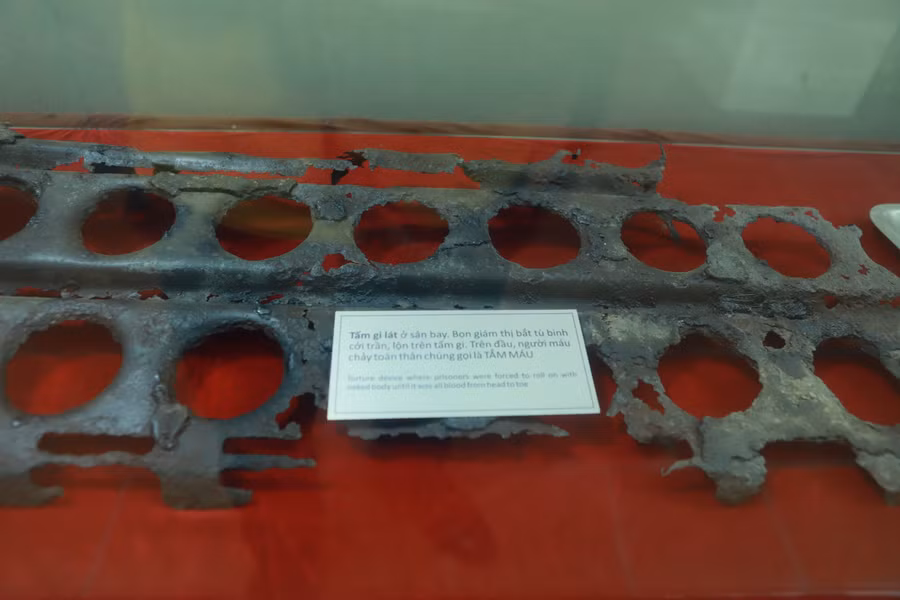 Các dụng cụ tra tấn tù nhân cùng hòn đá thiêng được đem về từ hố chôn tập thể các tù nhân nhà giam Phú Quốc.