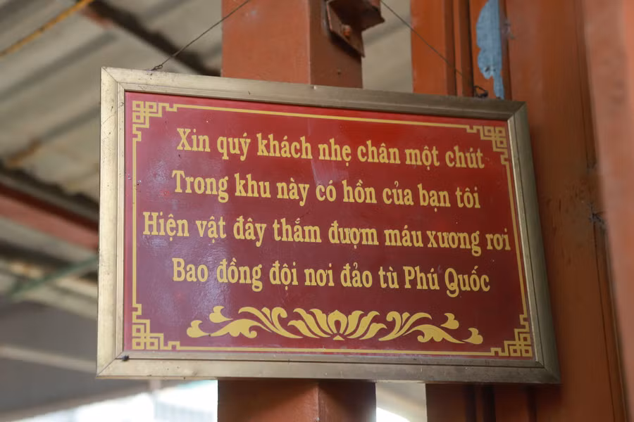 Tấm biển nhỏ trước cửa khu vực trưng bày mô hình "Chuồng cọp" của chế độ nhà tù Mỹ - Ngụy.