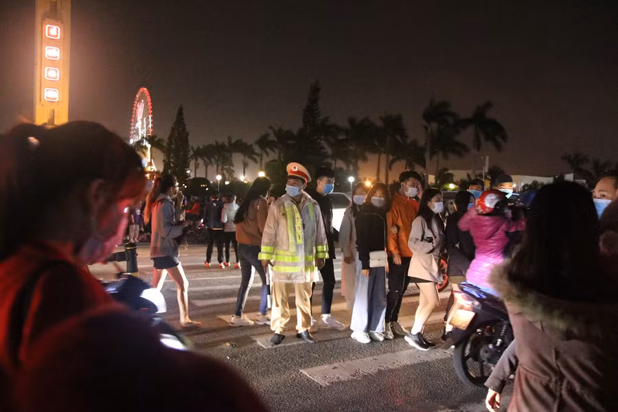 Lực lượng công an xuống đường làm nhiệm vụ và phân luồng giao thông.