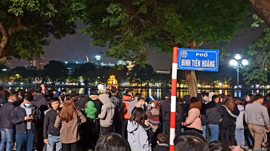 Ai cũng cố gắng chọn cho mình một chỗ đẹp để chiêm ngưỡng trọn vẹn màn pháo hoa hoành tráng đón mừng năm mới.