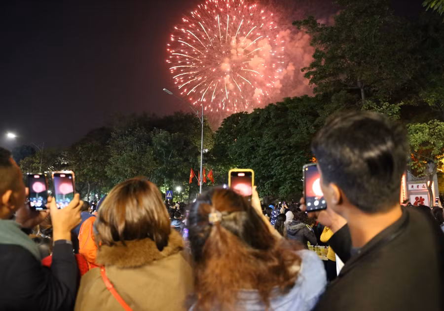 Năm 2020 dù chịu tác động lớn của đại dịch COVID-19 nhưng vẫn được xem là năm thành công nhất trong 5 năm qua của Hà Nội nói riêng và cả nước nói chung về tinh thần và ý chí vươn lên trong mọi khó khăn, thử thách. Đón chào năm mới, với những thành tựu, kinh nghiệm đã đạt được trong năm qua, chúng ta hoàn toàn có thể tin tưởng Hà Nội cùng cả nước sẽ có những bước phát triển vượt bậc, giành thằng lợi to lớn hơn, trên tất cả các lĩnh vực trong năm 2021.