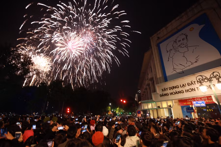 Năm 2020 là một năm thật đáng tự hào khi Thủ đô đã kiểm soát và đẩy lùi được dịch bệnh Covid-19 trong cả 3 đợt, không có ca tử vong, qua đó, đạt được nhiều dấu ấn về phát triển kinh tế - xã hội. GRDP năm 2020 đạt 3,98%, trong đó đã phục hồi mạnh mẽ thông qua quý IV với mức tăng trưởng 5,77%; quy mô nền kinh tế đã ở mức trên 44 tỷ USD; thu ngân sách trên địa bàn đã đạt mức 280.500 tỷ đồng, vượt dự toán và tăng 3,9% so với cùng kỳ; giải ngân đầu tư công đã đạt mức trên 93% với quy mô là 45.000 tỷ đồng…