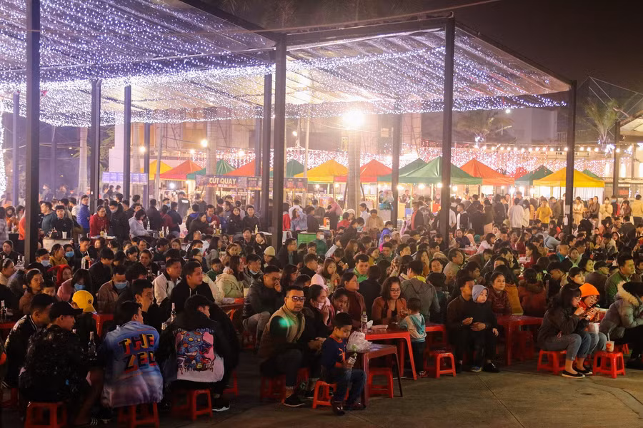 Người dân vui chơi tại khu giải trí Helio Center Đà Nẵng.