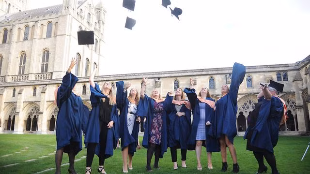 Sinh viên tại một lễ tốt nghiệp ở Anh.