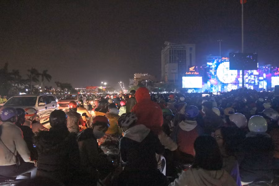 Các tuyến đường chính nơi diễn ra các sự kiện chào đón năm mới bị kẹt xe nghiêm trọng.