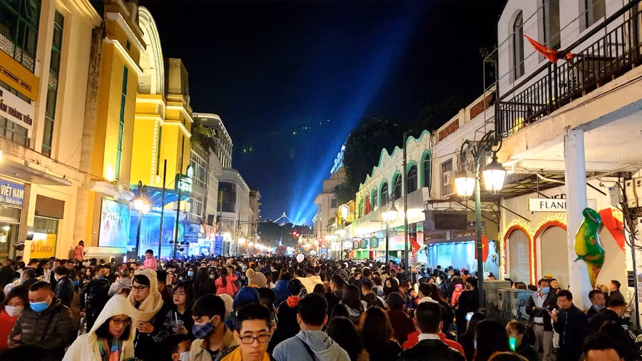 Trước khi những chùm pháo hoa rực rỡ thắp sáng hồ Hoàn Kiếm, người dân Hà Nội và du khách trong, ngoài nước đã đổ về kín các con đường quan hồ để xem chương trình ca nhạc đón chào năm mới được tổ chức ở nhiều điểm.