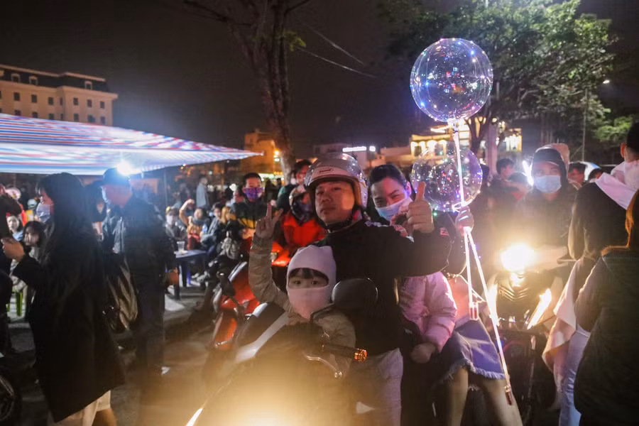 Một gia đình nhỏ hào hứng chào đón năm mới 2021.