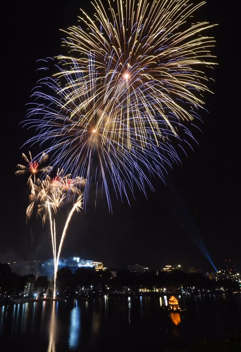 Hà Nội rực rỡ pháo hoa đón chào năm mới 2021 ảnh 10