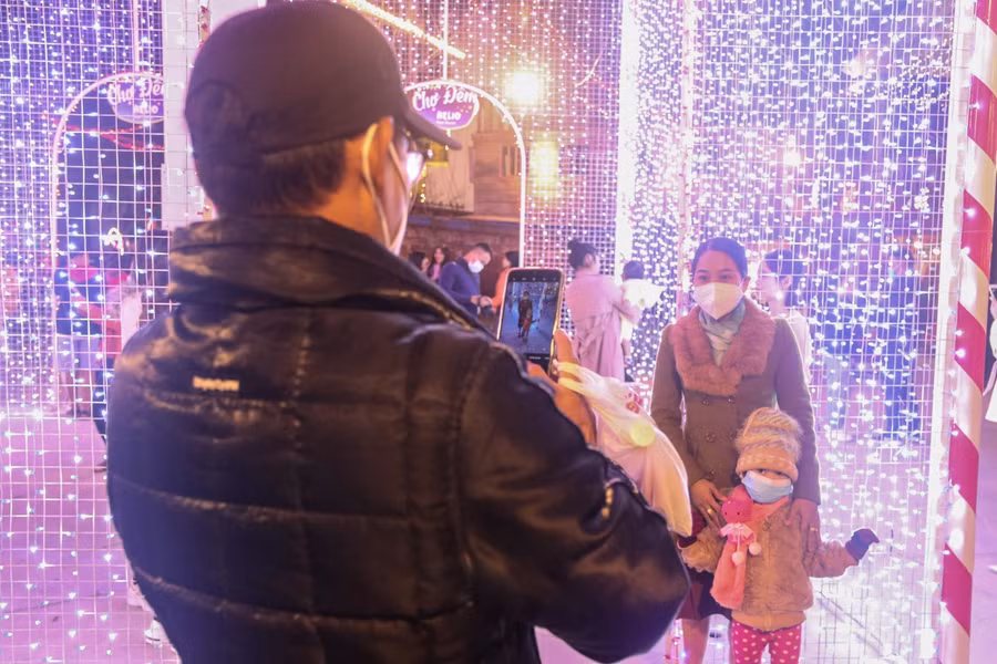 Một gia đình nhỏ chụp ảnh tại Helio Center.