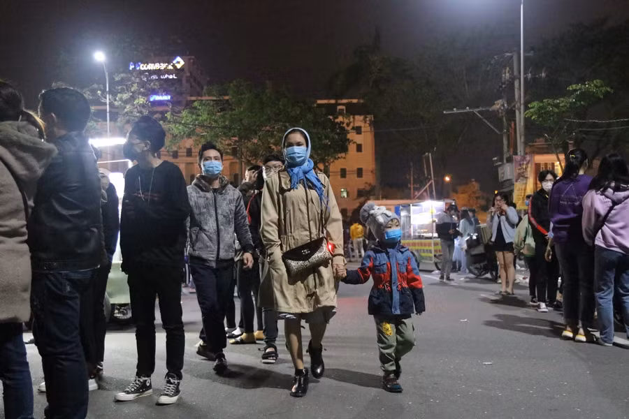 Nhiều đôi bạn trẻ đổ xô về quảng trường 2/9, nơi diễn ra sự kiện Countdown.